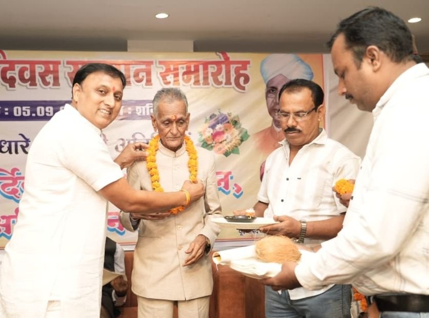 शिक्षकिय सेवा में उत्कृष्ट कार्यो के लिए सम्मानित हुए डॉक्टर एस के द्विवेदी. दशकों तक शिक्षक के रूप में सेवाएं देकर वर्तमान में भारत स्काउट गाइड के राष्ट्रीय ट्रेनर भी है द्विवेदी साहब. द्विवेदी जी को मिले सम्मान पर नितिन सोनी. महेश शर्मा सहित विभिन्न संगठनों ने दी बधाई शिक्षकिय सेवा में उत्कृष्ट कार्यो के लिए सम्मानित हुए डॉक्टर एस के द्विवेदी. दशकों तक शिक्षक के रूप में सेवाएं देकर वर्तमान में भारत स्काउट गाइड के राष्ट्रीय ट्रेनर भी है द्विवेदी साहब. द्विवेदी जी को मिले सम्मान पर नितिन सोनी. महेश शर्मा सहित विभिन्न संगठनों ने दी बधाई kshititech
