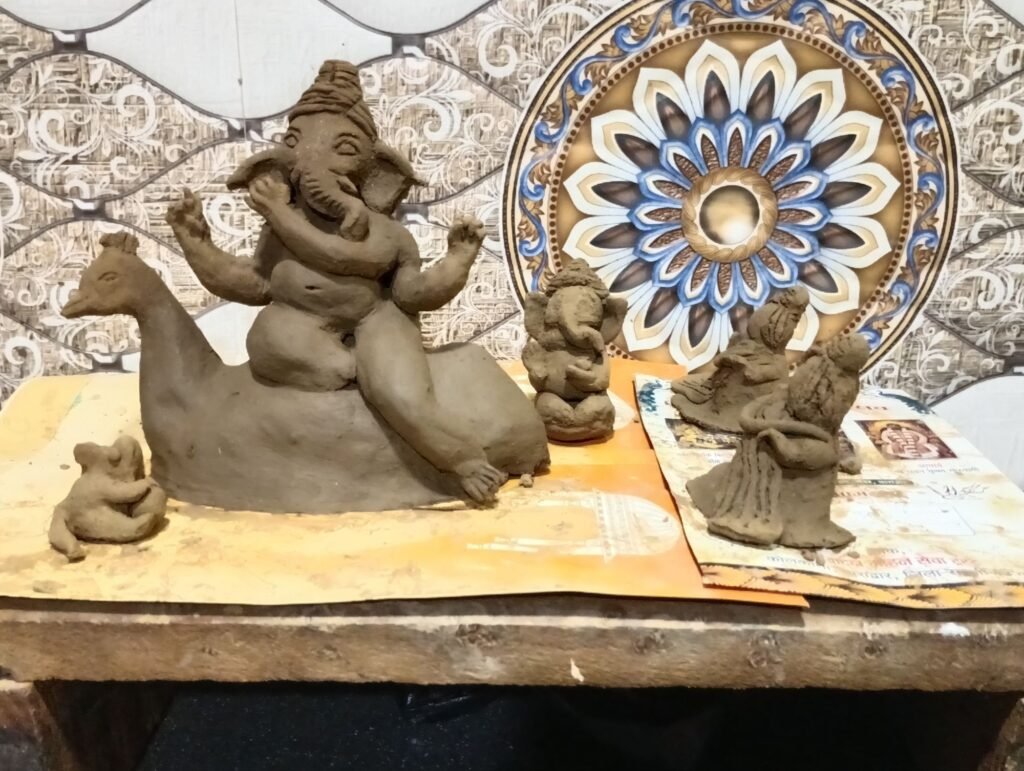 आने वाले हैं बप्पा जी-14 सितंबर को विराजेंगे विघ्न विनायक भगवान गणेश जी. गणेश चतुर्थी की चल रही तैयारी. शक्ति शहर सहित बाराद्वार में भी होगा गणेश मेले का भव्य आयोजन. सक्ति की मुस्कान गोयल घर पर ही बना रही है गणपति बप्पा की सुंदर मूर्ति kshititech