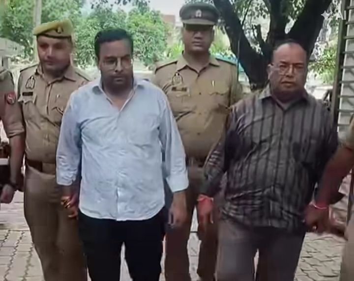 मास्टरमाइंड बाप बेटे-करोड़ों रुपए की धोखाधड़ी के आरोपी बाप -बेटे को पुलिस ने किया गिरफ्तार.बाप पर 50 हजार तो बेटे पर 25 हजार का इनाम था घोषित. फर्जी फर्म बनाकर लोन देने का मामला. उज्जैन मध्य प्रदेश से गिरफ्तार हुए पिता पुत्र kshititech
