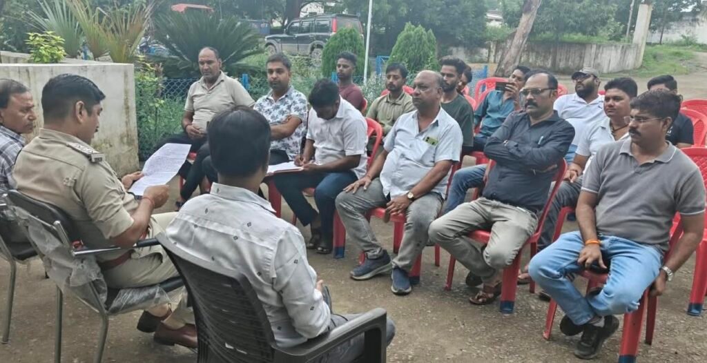 बाराद्वार में होने वाले गणेश मेले के आयोजन को लेकर टीआई नरेंद्र यादव ने ली गणेश पंडाल समितियो की बैठक. सार्वजनिक गणेश पूजा को लेकर दिए आवश्यक दिशा निर्देश. शांति समिति की बैठक में श्रद्धालुओं की सुरक्षा व्यवस्था एवं ट्रैफिक व्यवस्था को लेकर हुई चर्चा kshititech