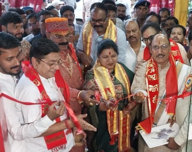 गणेश चतुर्थी के पावन मौके पर जिला मुख्यालय शक्ति के महाराजा अग्रसेन परिसर में चंद्रपुर पदयात्रा समिति के अस्थाई कार्यालय का हुआ भव्य उद्घाटन.सांसद कमलेश जांगड़े ने किया शुभारंभ, 27 वर्षों से जारी पदयात्रा के लिए अतिथियों ने दी शुभकामनाएं। जिले के पुलिस कप्तान प्रफुल्ल ठाकुर. नगर पालिका अध्यक्ष श्यामसुंदर अग्रवाल सहित विद्वान पंडित रहे मौजूद kshititech
