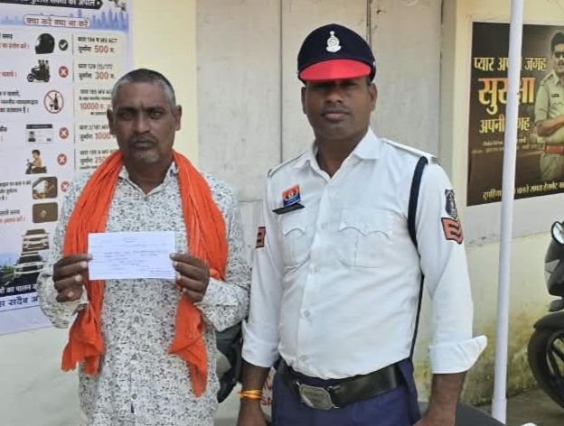 शक्ति जिले में शराब पीकर गाड़ी चलाई तो ₹10000 देना होगा जुर्माना. जिला यातायात विभाग ने किया वाहन चालक पर 10000 का जुर्माना. चालक ने कहा-कभी नहीं पीऊंगा अब शराब.मोटे जुर्माने ने चालक का नशा कर दिया ढीला kshititech