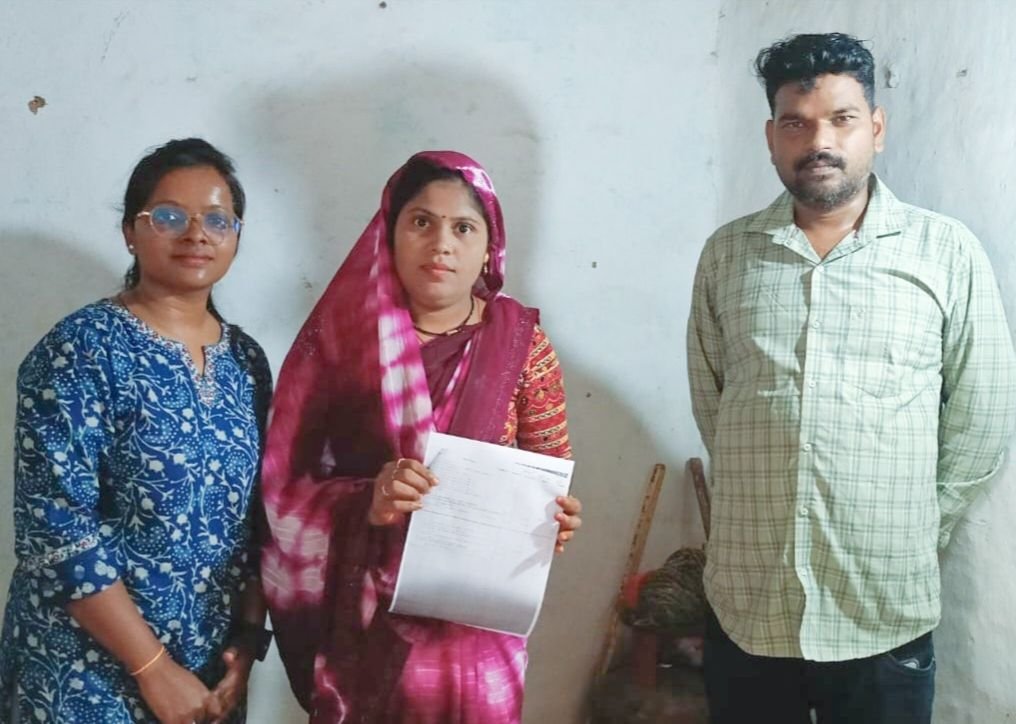 केंद्र सरकार की समूह दुर्घटना बीमा योजना से महेंद्र की पत्नी शारदा को मिली 5 लाख रुपये की आर्थिक सहायता राशि केंद्र सरकार की समूह दुर्घटना बीमा योजना से महेंद्र की पत्नी शारदा को मिली 5 लाख रुपये की आर्थिक सहायता राशि kshititech