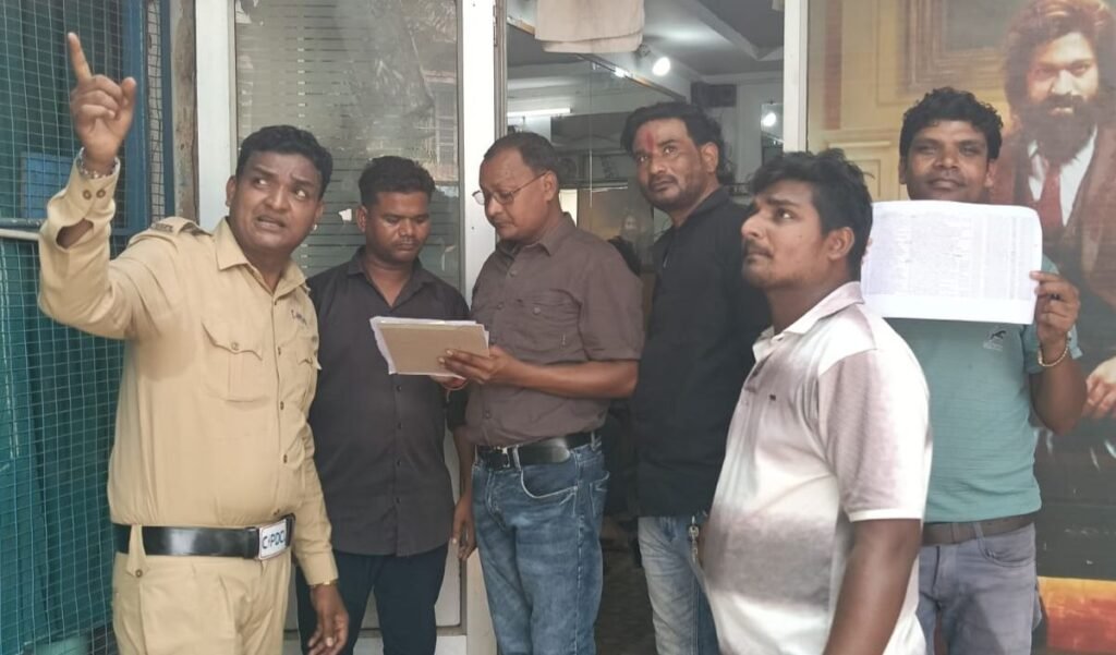 शक्ति जिले में विद्युत विभाग ने फिर चलाया बकायदारो के खिलाफ अभियान. 128 बिजली उपभोक्ताओं के काटे गए कनेक्शन. 18 टीम का हुआ था गठन. विद्युत विभाग के उच्चाधिकारियों के निर्देशन में आयोजित था अभियान kshititech