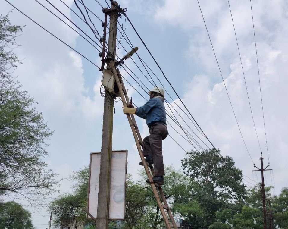 शक्ति जिले में विद्युत विभाग ने फिर चलाया बकायदारो के खिलाफ अभियान. 128 बिजली उपभोक्ताओं के काटे गए कनेक्शन. 18 टीम का हुआ था गठन. विद्युत विभाग के उच्चाधिकारियों के निर्देशन में आयोजित था अभियान kshititech