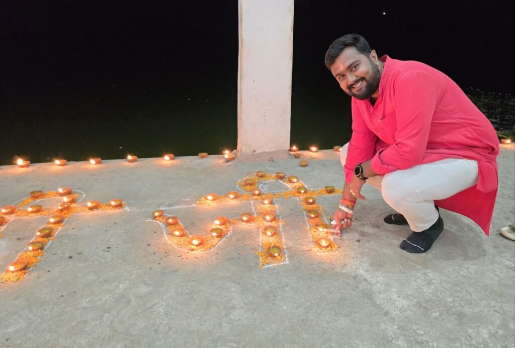 जिला पंचायत सभापति आयुष शर्मा.नगर पंचायत अध्यक्ष एवं उपाध्यक्ष सहित नागरिकों ने बाराद्वार के शिव मंदिर में जलाए 1008 आशीर्वाद के दीए. आयुष ने कहा- सेवा संकल्प ही है हमारे जीवन की प्राथमिकता kshititech