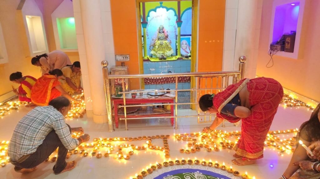 पोरथा के गायत्री मंदिर में नागरिकों ने जलाए आशीर्वाद के सैकड़ो दीए. प्रधानमंत्री मोदी जी के जन्मदिन पर दीर्घायु जीवन की करी कामना।संघ के कार्यकर्ता विनोद यादव ने दी जानकारी kshititech