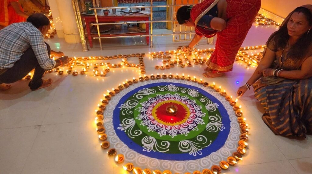 पोरथा के गायत्री मंदिर में नागरिकों ने जलाए आशीर्वाद के सैकड़ो दीए. प्रधानमंत्री मोदी जी के जन्मदिन पर दीर्घायु जीवन की करी कामना।संघ के कार्यकर्ता विनोद यादव ने दी जानकारी kshititech