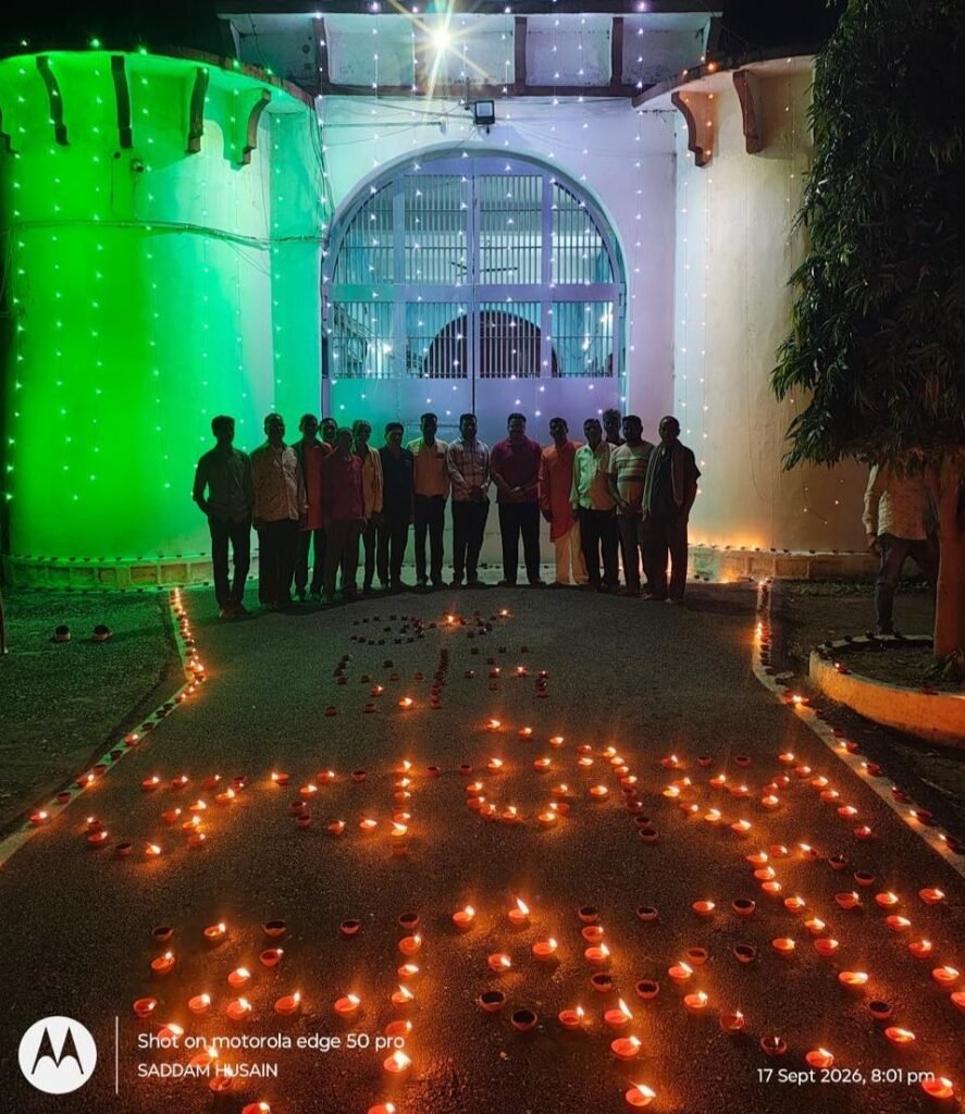 अभूतपूर्व रोशनी-दीयों की रोशनी से जगमगा उठा शक्ति का उप जेल परिसर.17 सितंबर को सेवा संकल्प कार्यक्रम के तहत जेलर विजय पटेल की मौजूदगी में जलाए गए आशीर्वाद के दीए. श्री पटेल ने कहा- दीपों की रोशनी जीवन के अंधकार को समाप्त कर उजाले की ओर करती है अग्रसर अभूतपूर्व रोशनी-दीयों की रोशनी से जगमगा उठा शक्ति का उप जेल परिसर.17 सितंबर को सेवा संकल्प कार्यक्रम के तहत जेलर विजय पटेल की मौजूदगी में जलाए गए आशीर्वाद के दीए. श्री पटेल ने कहा- दीपों की रोशनी जीवन के अंधकार को समाप्त कर उजाले की ओर करती है अग्रसर kshititech