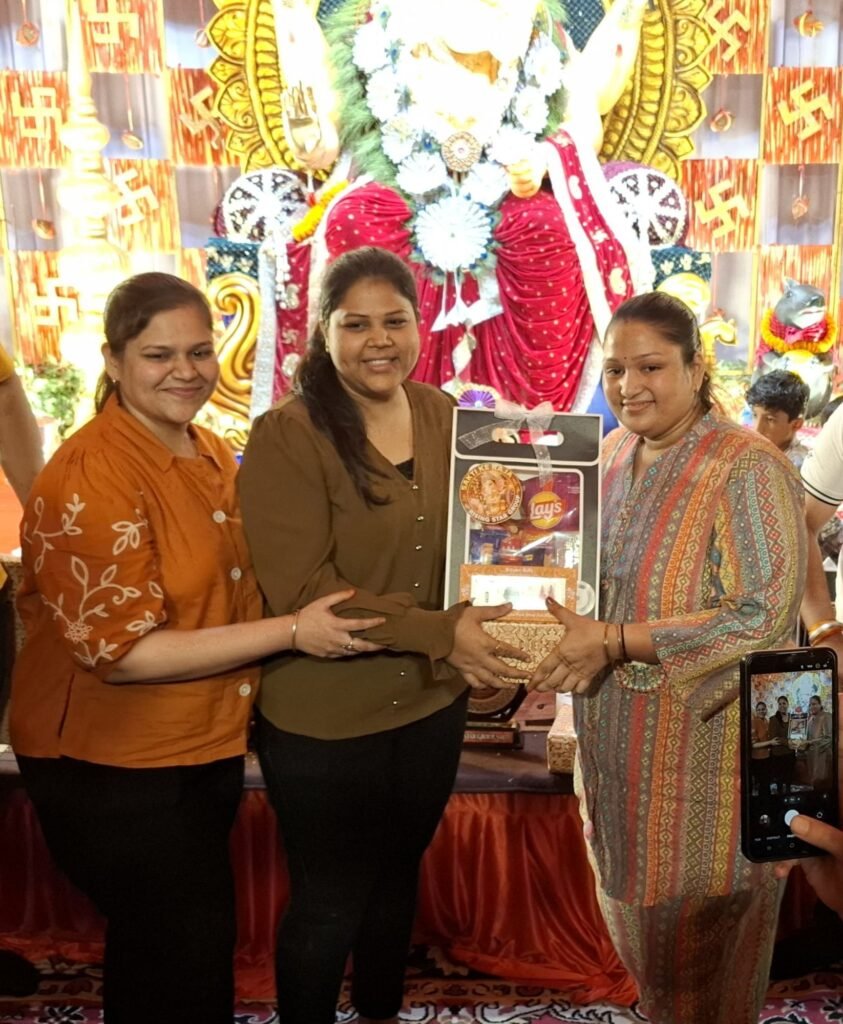 शक्ति की भूमि बनी म्यूजिकल हौजी की विनर- 18 सितंबर को शक्ति के राजा गणेश पंडाल में आयोजित था भव्य म्यूजिकल हौजी का कार्यक्रम. हजारों की संख्या में उपस्थित रहे लोग. शक्ति के राजा के दर्शन करने अन्य जिलों से भी पहुंच रहे हैं श्रद्धालु भक्तजन kshititech