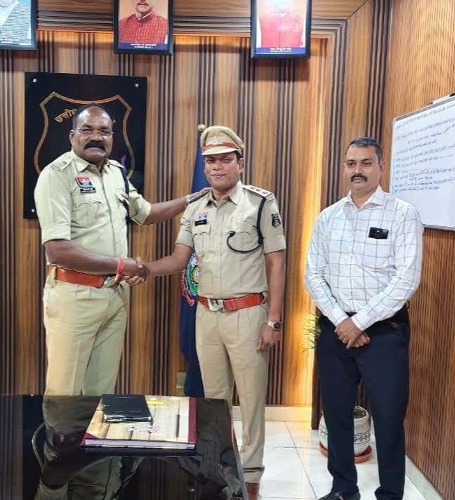शक्ति जिले के साइबर सेल प्रभारी कंवर को मिली पदोन्नति. निरीक्षक पद पर पदोन्नत होने पर पुलिस कप्तान एवं एडिशनल एसपी साहब ने कंधे पर लगाया स्टार. नई जिम्मेदारी के लिए दी बधाई शक्ति जिले के साइबर सेल प्रभारी कंवर को मिली पदोन्नति. निरीक्षक पद पर पदोन्नत होने पर पुलिस कप्तान एवं एडिशनल एसपी साहब ने कंधे पर लगाया स्टार. नई जिम्मेदारी के लिए दी बधाई kshititech