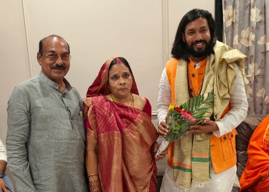 शक्ति विधानसभा क्षेत्र के भाजपा नेता मनहरण राठौर के चांपा स्थित निवास पर पहुंचे मंत्री गुरु खुशवंत साहेब. हुई लंबी राजनैतिक चर्चा. पूर्व विधायक सरोजा राठौर भी रही मौजूद.पूर्व विधायक निवास पर आयोजित था स्नेह भोज कार्यक्रम kshititech