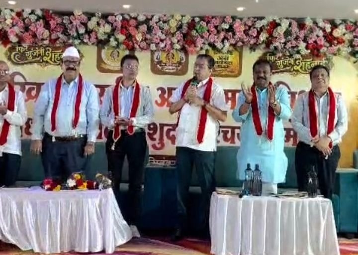 अग्रवाल सभा शक्ति ने राष्ट्रीय स्तर के आयोजन में धन्यवाद प्रस्ताव लाकर प्रदेश के मुख्यमंत्री जी का किया आभार व्यक्त- अवसर था प्रदेश में अग्रसेन जयंती पर सरकारी छुट्टी घोषित करने का. उपस्थित सैकड़ो लोगों ने खड़े होकर करतल ध्वनि के माध्यम से किया सीएम साहब का आभार. जिस कार्य को कोई सरकार नहीं कर सकी उस काम को कर दिखाया विष्णु की सरकार ने kshititech