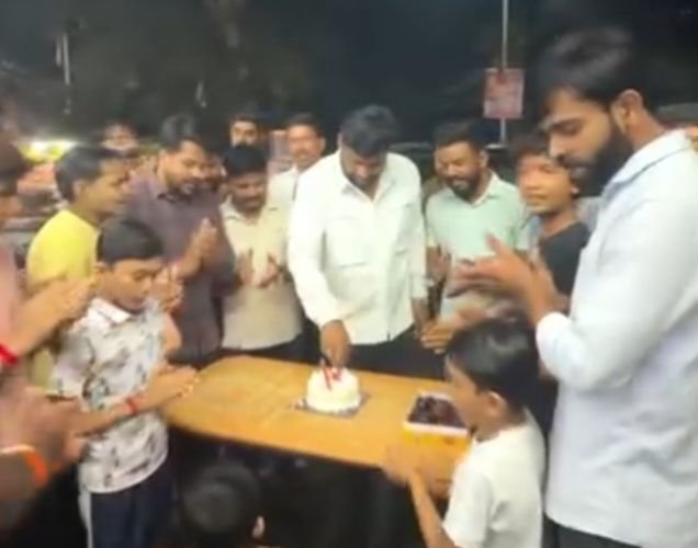 सड़क पर जन्मदिन मनाना भाजपा नेता को पड़ा बहुत महंगा-अमरकंटक रोड पर जन्मदिन मानने वाले भाजयुमो जिलाध्यक्ष समेत कई लोगो पर गौरेला थाने में एफआईआर दर्ज. वीडियो वायरल होने के बाद अलर्ट हुई पुलिस kshititech