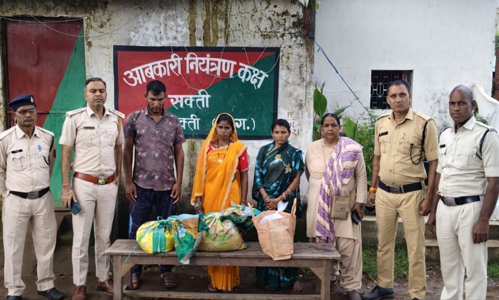 शक्ति जिले के तीन अवैध शराब कारोबारियो पर आबकारी विभाग की बड़ी कार्रवाई. सहायक जिला आबकारी अधिकारी आशीष उप्पल के नेतृत्व में आबकारी के मामले दर्ज. तीन अलग-अलग स्थानो पर विभाग ने करी करवाई kshititech