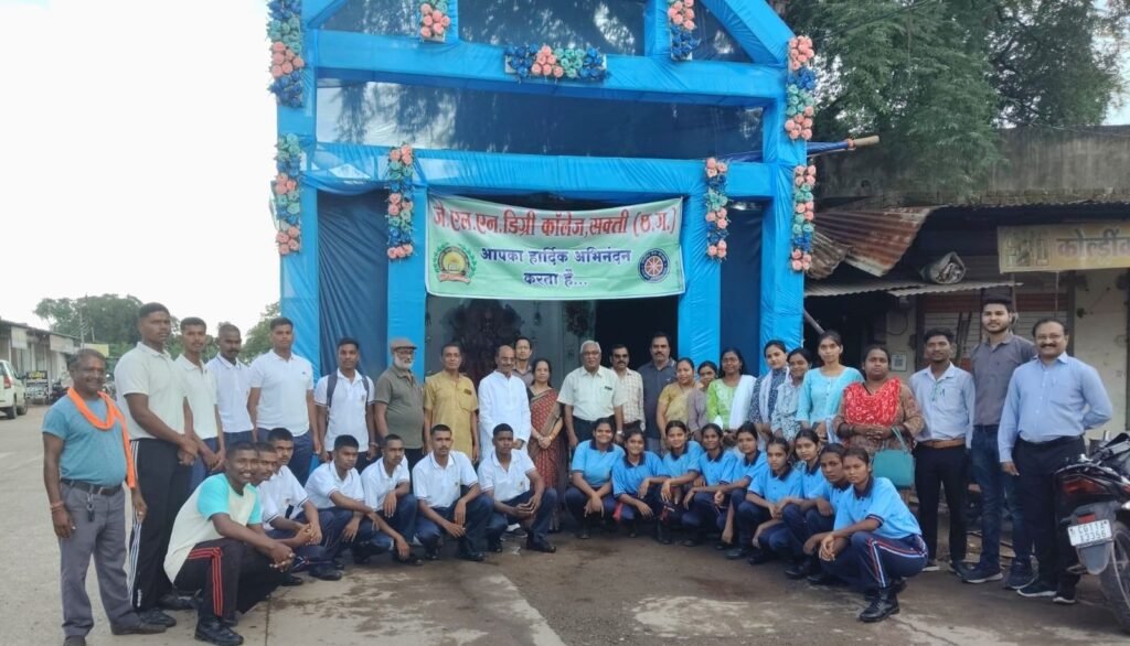 सेवा संकल्प अभियान के तहत जेएलएन डिग्री कॉलेज शक्ति द्वारा टेमर में हुआ नुक्कड़ नाटक का आयोजन. राष्ट्रीय सेवा योजना के विद्यार्थियों ने दी बहुत सुंदर प्रस्तुति. पूर्व नगर पालिका अध्यक्ष रामावतार अग्रवाल ने कहा- अपने जीवन में सेवा एवं रचनात्मक कार्यों का लें संकल्प. प्राचार्य डॉक्टर शालू पाहवा भी रही मौजूद kshititech