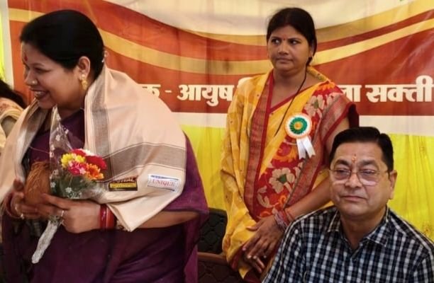 जिला मुख्यालय शक्ति में 23 सितंबर को आयुर्वेद दिवस पर आयोजित शिविर में पहुंचे नगर पालिका अध्यक्ष श्यामसुंदर अग्रवाल ने कहा- आयुर्वेद की चिकित्सा पद्धति शर्तिया बीमारियों का भी है सटीक उपचार. कोरोना काल में भी जनता ने महसूस किया है आयुर्वेद के महत्व को kshititech