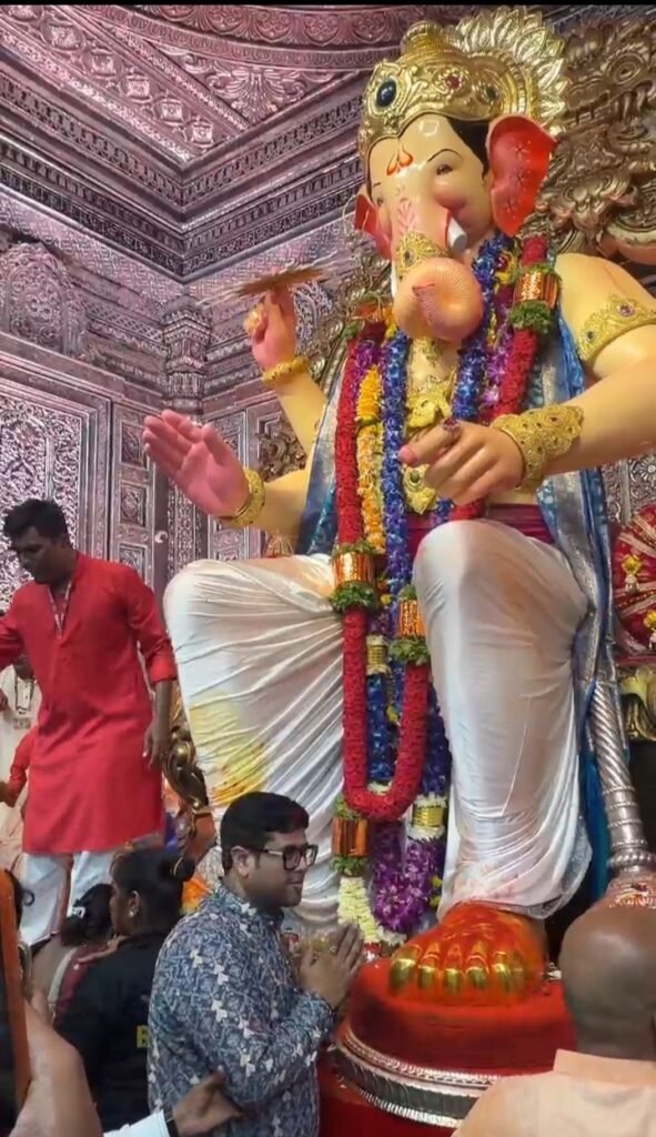 शक्ति के श्याम प्रेमी मानस अग्रवाल ने मुंबई के लाल बाग के राजा के किए दर्शन. समिति के सहयोग से करी विशेष पूजा अर्चना. मानस ने कहा- लालबाग के राजा से करी पूरे प्रदेश की खुशहाली एवं समृद्धि की कामना. आयोजन समिति में मानस का किया स्वागत शक्ति के श्याम प्रेमी मानस अग्रवाल ने मुंबई के लाल बाग के राजा के किए दर्शन. समिति के सहयोग से करी विशेष पूजा अर्चना. मानस ने कहा- लालबाग के राजा से करी पूरे प्रदेश की खुशहाली एवं समृद्धि की कामना. आयोजन समिति में मानस का किया स्वागत kshititech