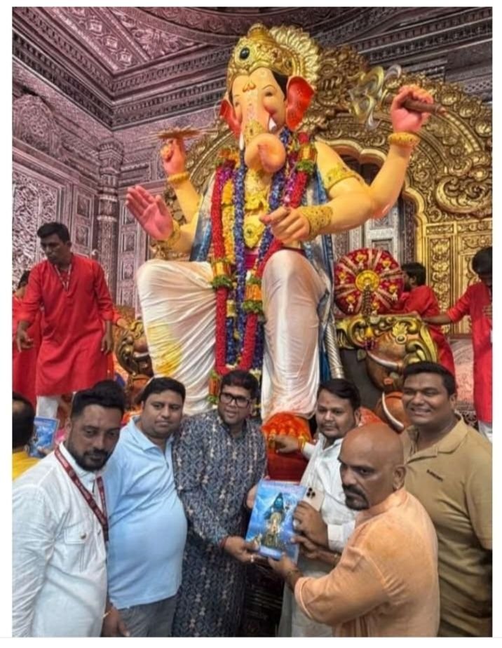 शक्ति के श्याम प्रेमी मानस अग्रवाल ने मुंबई के लाल बाग के राजा के किए दर्शन. समिति के सहयोग से करी विशेष पूजा अर्चना. मानस ने कहा- लालबाग के राजा से करी पूरे प्रदेश की खुशहाली एवं समृद्धि की कामना. समिति के सदस्यों ने किया मानस का स्वागत kshititech