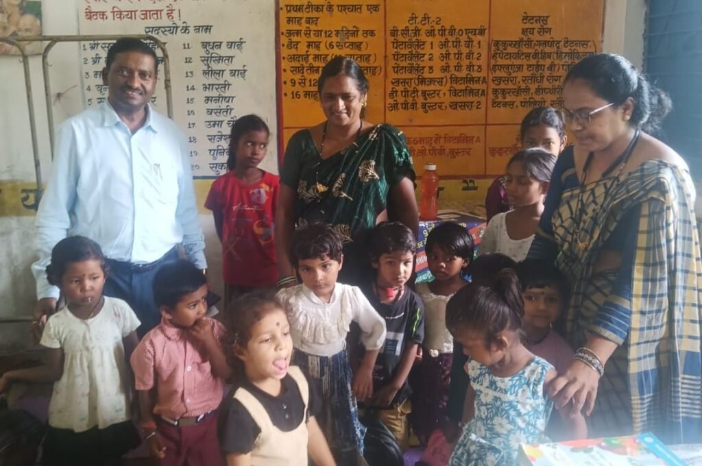 शक्ति परियोजना के अंतर्गत पोरथा सेक्टर के हरेठी आंगनबाड़ी केंद्र में पहुंचे एडिशनल कलेक्टर लकड़ा साहब. बच्चों को दी जा रही इंग्लिश नवाचार की शिक्षा से रूबरू हुए लकड़ा साहब। सुपरवाइजर भावना नेताम भी रही मौजूद. 25 सितंबर को शक्ति परियोजना में शुरुआत हुई आंगन मिलन कार्यक्रम की kshititech