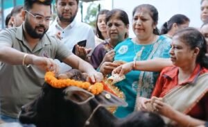अग्रवाल समाज शक्ति ने किया सेवा कार्यों से अग्रसेन जयंती पखवाड़े का शुभारंभ. वृंदावन गौशाला में गौ माता की सेवा के साथ ही अग्रसेन जी की हुई पूजा अर्चना. शहर के अग्रवाल घरों में जयंती समारोह का दिया गया निमंत्रण. शुभारंभ दिवस दिखा समाज बंधुओ में भारी उत्साह अग्रवाल समाज शक्ति ने किया सेवा कार्यों से अग्रसेन जयंती पखवाड़े का शुभारंभ. वृंदावन गौशाला में गौ माता की सेवा के साथ ही अग्रसेन जी की हुई पूजा अर्चना. शहर के अग्रवाल घरों में जयंती समारोह का दिया गया निमंत्रण. शुभारंभ दिवस दिखा समाज बंधुओ में भारी उत्साह kshititech