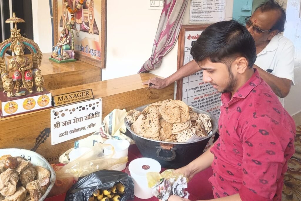 अग्रवाल समाज शक्ति ने किया सेवा कार्यों से अग्रसेन जयंती पखवाड़े का शुभारंभ. वृंदावन गौशाला में गौ माता की सेवा के साथ ही अग्रसेन जी की हुई पूजा अर्चना. शहर के अग्रवाल घरों में जयंती समारोह का दिया गया निमंत्रण. शुभारंभ दिवस दिखा समाज बंधुओ में भारी उत्साह अग्रवाल समाज शक्ति ने किया सेवा कार्यों से अग्रसेन जयंती पखवाड़े का शुभारंभ. वृंदावन गौशाला में गौ माता की सेवा के साथ ही अग्रसेन जी की हुई पूजा अर्चना. शहर के अग्रवाल घरों में जयंती समारोह का दिया गया निमंत्रण. शुभारंभ दिवस दिखा समाज बंधुओ में भारी उत्साह kshititech