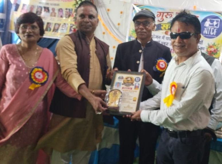 बचपन से ही नेत्रहीन होकर भी जगा रहे हैं शिक्षा की अलख-शक्ति जिले के दृष्टिबाधित शिक्षक राजेंद्र कुमार बेहरा गुरु गौरव सम्मान 2026 से हुए सम्मानित. बेहरा के सम्मानित होने पर शिक्षक परिवार ने दी उन्हें बधाई. नवाचार के क्षेत्र में उत्कृष्ट कार्यो के लिए मिला बेहरा को सम्मान बचपन से ही नेत्रहीन होकर भी जगा रहे हैं शिक्षा की अलख-शक्ति जिले के दृष्टिबाधित शिक्षक राजेंद्र कुमार बेहरा गुरु गौरव सम्मान 2026 से हुए सम्मानित. बेहरा के सम्मानित होने पर शिक्षक परिवार ने दी उन्हें बधाई. नवाचार के क्षेत्र में उत्कृष्ट कार्यो के लिए मिला बेहरा को सम्मान kshititech