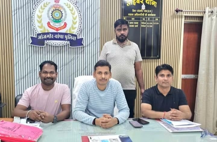 बुजुर्ग व्यक्ति से डिजिटल अरेस्ट का डर दिखाकर 32 लाख रुपये की ठगी करने वाले शातिर आरोपी को पुलिस की सजगता से पंजाब से किया गया गिरफ्तार. बुजुर्गों को ही बनाया जा रहा है शिकार. सावधान रहने की है जरूरत बुजुर्ग व्यक्ति से डिजिटल अरेस्ट का डर दिखाकर 32 लाख रुपये की ठगी करने वाले शातिर आरोपी को पुलिस की सजगता से पंजाब से किया गया गिरफ्तार. बुजुर्गों को ही बनाया जा रहा है शिकार. सावधान रहने की है जरूरत kshititech