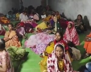 चंद्रहासिनी ट्रस्ट चंद्रपुर में 27 सितंबर को बाढ़ से प्रभावित सैकड़ो लोगों के लिए करी भोजन एवं आवास की व्यवस्था. चंद्रपुर के अग्रसेन भवन.स्कूल एवं विभिन्न स्थानों पर ठहराया गया बाढ़ प्रभावितों को. रविवार की रात भी ट्रस्ट के सदस्य डटे रहे सेवा कार्यों में चंद्रहासिनी ट्रस्ट चंद्रपुर में 27 सितंबर को बाढ़ से प्रभावित सैकड़ो लोगों के लिए करी भोजन एवं आवास की व्यवस्था. चंद्रपुर के अग्रसेन भवन.स्कूल एवं विभिन्न स्थानों पर ठहराया गया बाढ़ प्रभावितों को. रविवार की रात भी ट्रस्ट के सदस्य डटे रहे सेवा कार्यों में kshititech