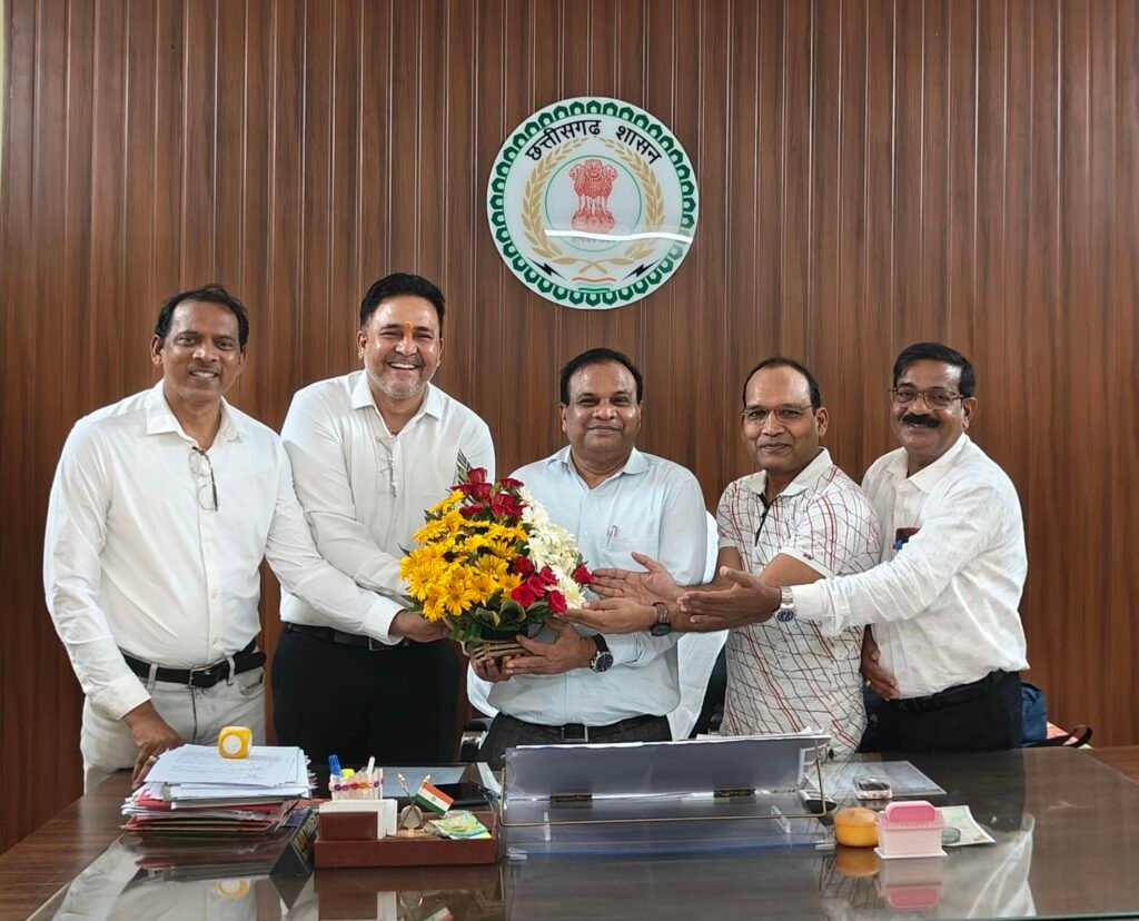शक्ति जिले के नए जिला शिक्षा अधिकारी टांडे से मुलाकात की अशासकीय विद्यालय संघ के प्रतिनिधि मंडल ने.डीईओ साहब के स्वागत के साथ ही शिक्षा व्यवस्था पर भी लंबी चर्चा हुई प्रतिनिधि मंडल की kshititech