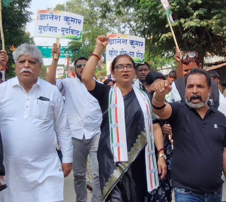 मुख्य चुनाव आयुक्त ज्ञानेश कुमार के खिलाफ कार्रवाई को लेकर शक्ति जिला कांग्रेस कमेटी ने किया उग्र प्रदर्शन- 28 सितंबर को अंबेडकर प्रतिमा से पैदल मार्च करते हुए अग्रसेन चौक तक पहुंचे कांग्रेसी. कांग्रेस अध्यक्ष रश्मि गभेल के नेतृत्व में हुआ प्रदर्शन. मुख्य चुनाव आयुक्त को गिरफ्तार करने की भी मांग करी कांग्रेसियों ने मुख्य चुनाव आयुक्त ज्ञानेश कुमार के खिलाफ कार्रवाई को लेकर शक्ति जिला कांग्रेस कमेटी ने किया उग्र प्रदर्शन- 28 सितंबर को अंबेडकर प्रतिमा से पैदल मार्च करते हुए अग्रसेन चौक तक पहुंचे कांग्रेसी. कांग्रेस अध्यक्ष रश्मि गभेल के नेतृत्व में हुआ प्रदर्शन. मुख्य चुनाव आयुक्त को गिरफ्तार करने की भी मांग करी कांग्रेसियों ने kshititech