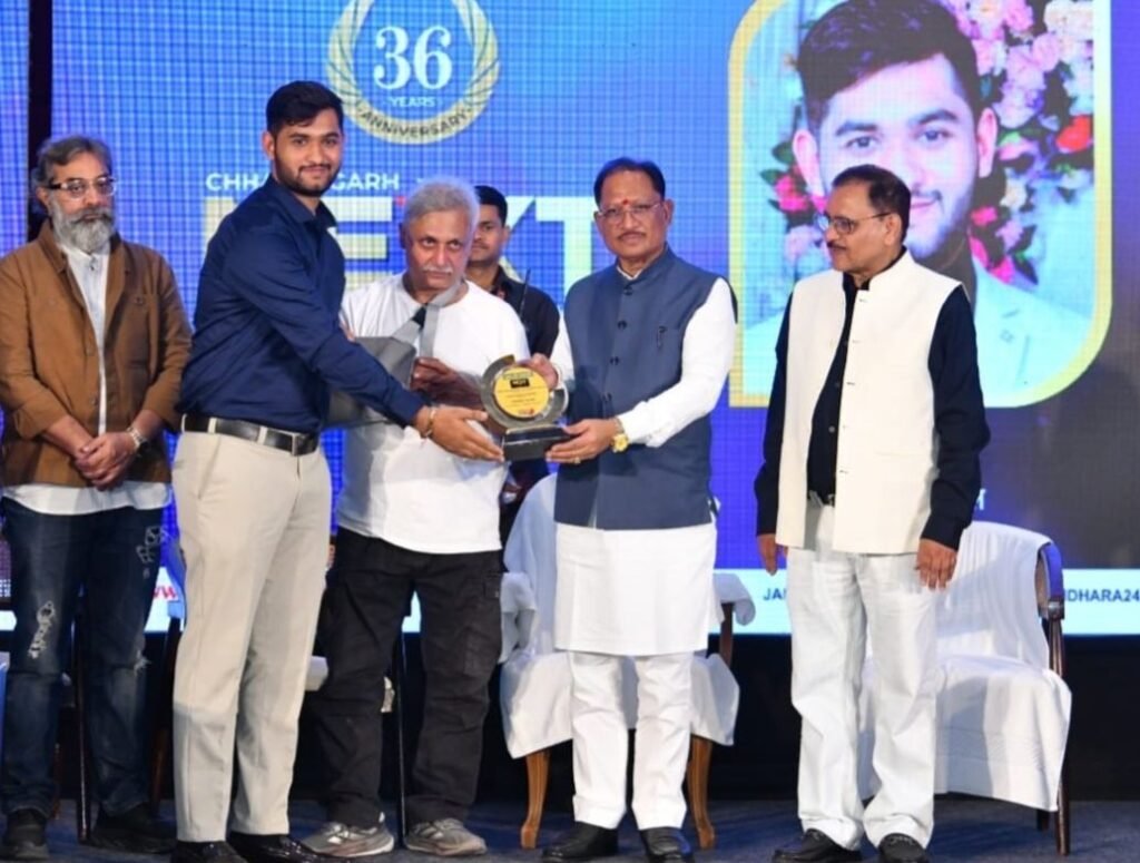संकल्प को मिला बड़ा सम्मान-छत्तीसगढ़ के मुख्यमंत्री विष्णु देव साय के हाथों सम्मानित हुए रायपुर के युवा तुर्क संकल्प गौतम. यूथ कांक्लेव के दौरान मिला संकल्प को सम्मान. वरिष्ठ पत्रकार अमित गौतम के सुपुत्र हैं संकल्प. संकल्प ने अपनी विभिन्न खूबियों से प्रदेश स्तर पर बनाई है अपनी एक पहचान संकल्प को मिला बड़ा सम्मान-छत्तीसगढ़ के मुख्यमंत्री विष्णु देव साय के हाथों सम्मानित हुए रायपुर के युवा तुर्क संकल्प गौतम. यूथ कांक्लेव के दौरान मिला संकल्प को सम्मान. वरिष्ठ पत्रकार अमित गौतम के सुपुत्र हैं संकल्प. संकल्प ने अपनी विभिन्न खूबियों से प्रदेश स्तर पर बनाई है अपनी एक पहचान kshititech