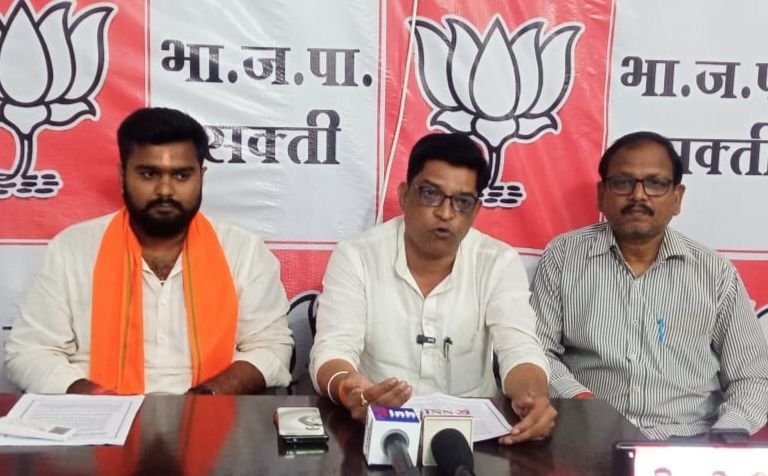 चुनाव आयुक्त के खिलाफ विरोध प्रदर्शन पर भाजपा का कांग्रेस को जवाब. कहा संवैधानिक संस्थाओं पर आरोप लगाना बंद करें कांग्रेस. भाजपा नेता कविशरण वर्मा एवं आयुष शर्मा ने 29 सितंबर को पत्रकार वार्ता को किया संबोधित. जिला मीडिया प्रभारी धनंजय नामदेव भी रहे मौजूद kshititech