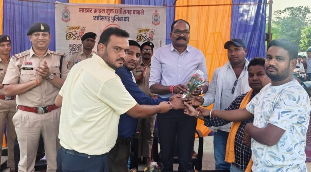 29 सितंबर को शक्ति थाने ने पुलिस कप्तान साहब की मौजूदगी में ग्राम जाजंग एवं परसदा खुर्द में साइबर अपराधों के प्रति ग्रामीणों को किया जागरूक. शक्ति थाने के टी आई लखन पटेल भी रहे मौजूद. सैकड़ो ग्रामीणों की उपस्थिति में हुआ कार्यक्रम kshititech