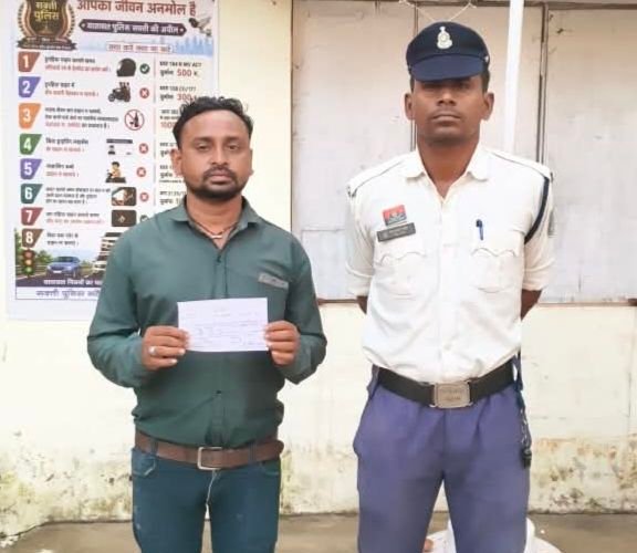 जिला मुख्यालय शक्ति में स्कूल बस को शराब पीकर चला रहा था ड्राइवर- यातायात विभाग ने किया ₹20000 का जुर्माना. सैकड़ो बच्चों की जिंदगी के साथ खिलवाड़ करते हैं ऐसे ड्राइवर. जिले के यातायात प्रभारी शर्मा के नेतृत्व में लगातार बच्चों की सुरक्षा के लिए किये जा रहे प्रयास kshititech
