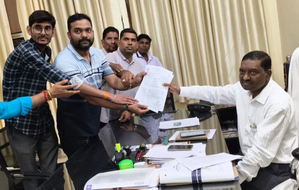 नहीं हो रही कर्मचारियों की मांगे पूरी-शक्ति जिले में नगरीय निकाय के कर्मचारियों ने 18 सूत्रीय मांगों को लेकर एडिशनल कलेक्टर लकड़ा को दिया ज्ञापन. संघ के सदस्य फिर करेंगे हड़ताल kshititech