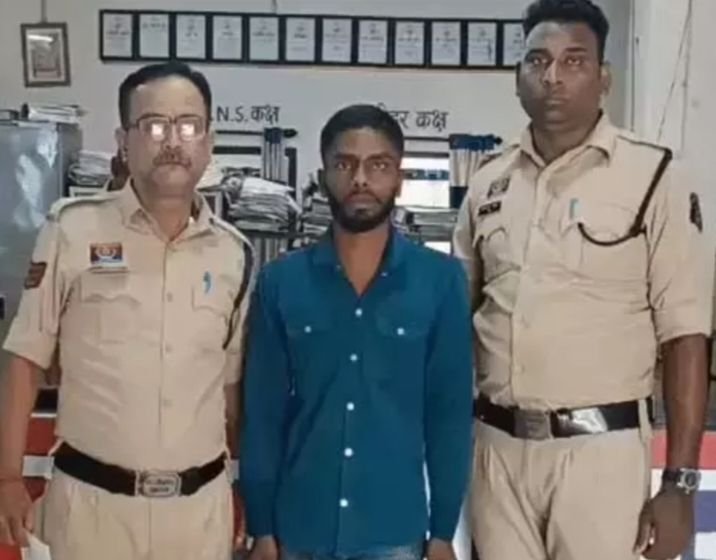 गरबा सीखने निकली 22 वर्षीय युवती से रेप, ई-रिक्शा ड्राइवर गिरफ्तार. मामला बिलासपुर शहर का. सार्वजनिक परिवहन का इस्तेमाल करने वाली युवतियों की सुरक्षा को लेकर मामले ने बढ़ा दी है चिंता kshititech