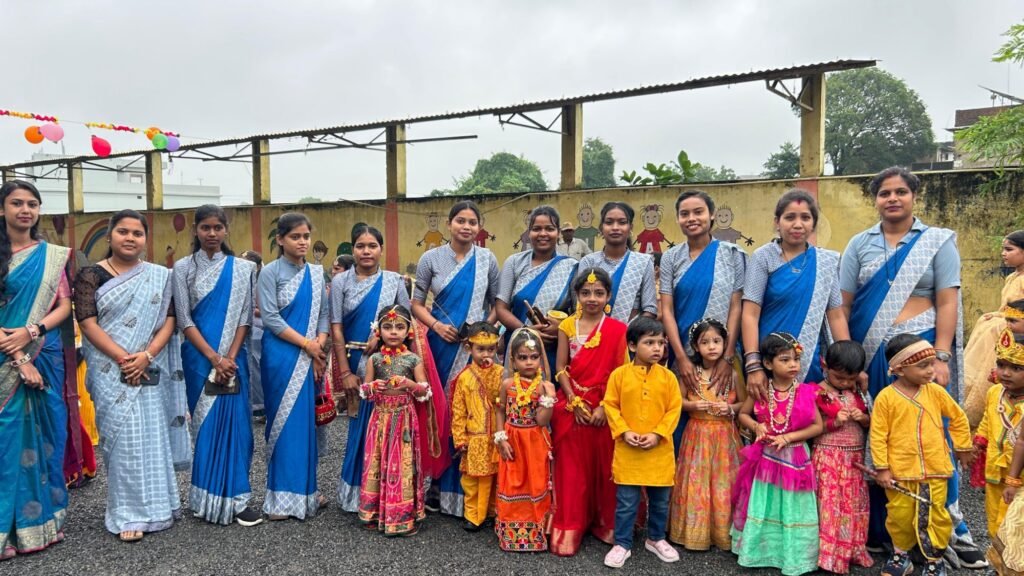कमाल कर दिया गुंजन के बच्चों ने-जिला मुख्यालय शक्ति के अंग्रेजी एवं हिंदी मध्यम वाले गुंजन एजुकेशन सेंटर में हर्षोल्लास से मनाया गया कृष्ण जन्माष्टमी उत्सव. बच्चों की सुंदर प्रस्तुति की मुक्त कंठ से सराहना की अतिथियों ने kshititech