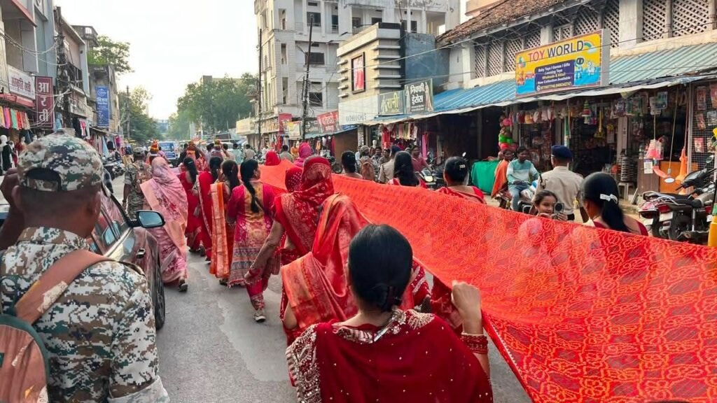 चुनरी यात्रा में दिखा नारी शक्ति का उत्साह.धर्म जागरण समन्वय द्वारा निकाली गई 100 मीटर की चुनरी यात्रा. अंजू गबेल ने कहा- नारी सम्मान एवं नारी सशक्तिकरण को लेकर आयोजित थी चुनरी यात्रा kshititech