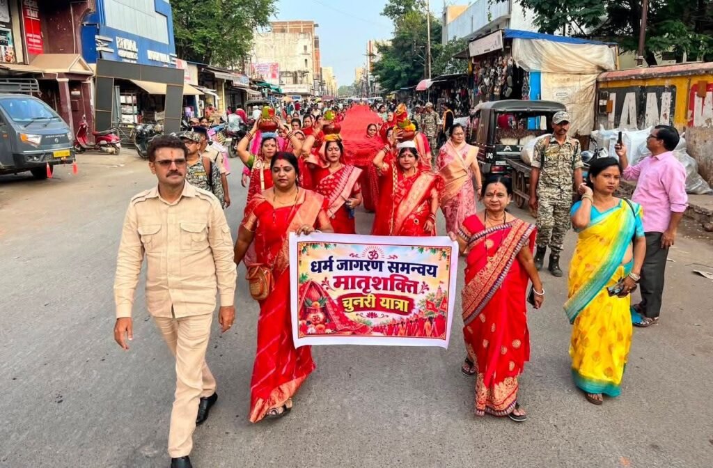चुनरी यात्रा में दिखा नारी शक्ति का उत्साह.धर्म जागरण समन्वय द्वारा निकाली गई 100 मीटर की चुनरी यात्रा. अंजू गबेल ने कहा- नारी सम्मान एवं नारी सशक्तिकरण को लेकर आयोजित थी चुनरी यात्रा kshititech