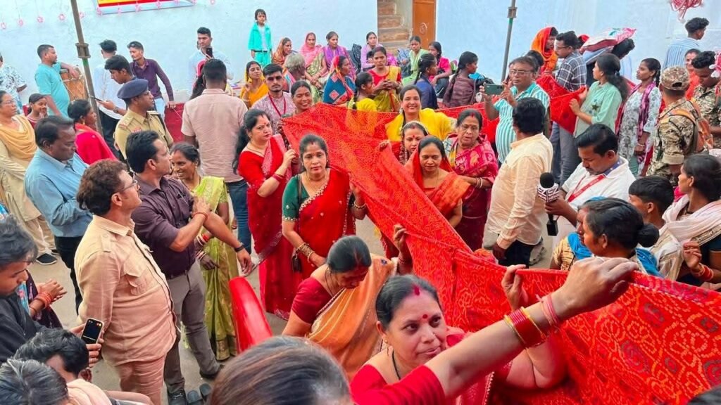 चुनरी यात्रा में दिखा नारी शक्ति का उत्साह.धर्म जागरण समन्वय द्वारा निकाली गई 100 मीटर की चुनरी यात्रा. अंजू गबेल ने कहा- नारी सम्मान एवं नारी सशक्तिकरण को लेकर आयोजित थी चुनरी यात्रा kshititech