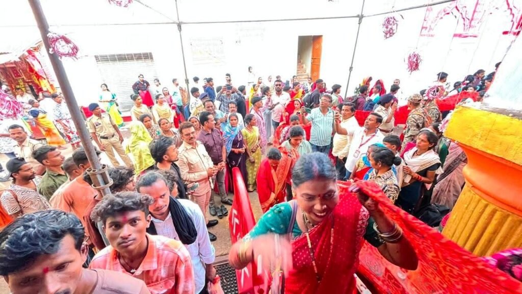 चुनरी यात्रा में दिखा नारी शक्ति का उत्साह.धर्म जागरण समन्वय द्वारा निकाली गई 100 मीटर की चुनरी यात्रा. अंजू गबेल ने कहा- नारी सम्मान एवं नारी सशक्तिकरण को लेकर आयोजित थी चुनरी यात्रा kshititech