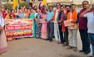 नारी शक्ति अब चुप नहीं रहेगी-जिला मुख्यालय शक्ति के अग्रसेन चौक में कांग्रेस सांसद के खिलाफ भाजपा महिला मोर्चा का जंगी धरना प्रदर्शन. भाजपा कार्यालय से पैदल मार्च करते हुए महिला मोर्चा की बहने पहुंची प्रदर्शन स्थल तक नारी शक्ति अब चुप नहीं रहेगी-जिला मुख्यालय शक्ति के अग्रसेन चौक में कांग्रेस सांसद के खिलाफ भाजपा महिला मोर्चा का जंगी धरना प्रदर्शन. भाजपा कार्यालय से पैदल मार्च करते हुए महिला मोर्चा की बहने पहुंची प्रदर्शन स्थल तक kshititech
