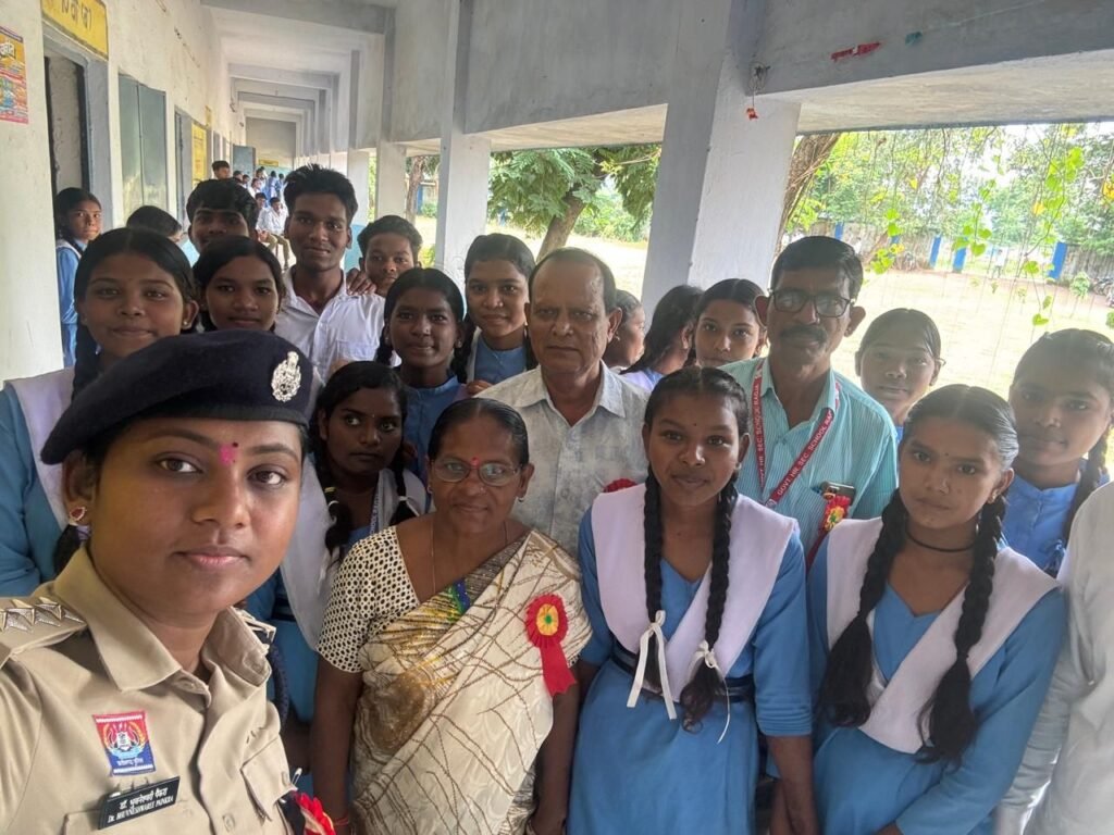 गौरवशाली क्षण -शक्ति पुलिस की सक्रियता के चलते प्रदेश स्तर पर अपने कार्यों से पुलिस को मिला बड़ा सम्मान-राज्य स्तरीय साइबर जागृति अभियान में शक्ति जिला रहा टॉप टेन पर. पुलिस कप्तान प्रफुल्ल कुमार ठाकुर के नेतृत्व में पूरे जिले में वृहद रूप से चलाया गया साइबर जागृति अभियान kshititech