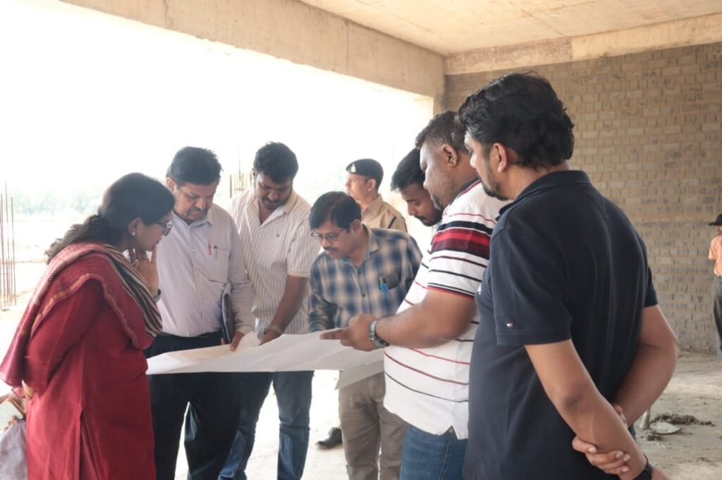 सुस्त चाल से बन रहा था नया भवन-अब जल्द ही बनेगा नया कलेक्ट्रेट भवन-जय श्री जैन ने 8 अक्टूबर को किया शक्ति जिले के नए निर्माणधीन कलेक्टर कार्यालय का निरीक्षण. निर्माण एजेंसी को दिए समय सीमा में कार्य पूर्ण करने एवं गुणवत्ता पूर्ण कार्य करने के निर्देश kshititech