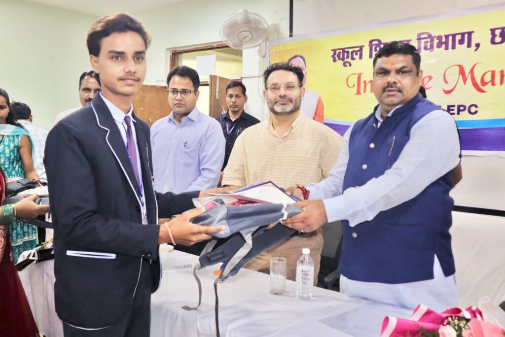 शक्ति जिले के गौरवशाली विद्यार्थी-राष्ट्रीय स्तर के प्रदर्शनी नई दिल्ली में शामिल होंगे सक्ती के होनहार छात्र।शिक्षा मंत्री श्री गजेंद्र यादव ने किया सम्मानित एवं नई दिल्ली के लिए रवाना शक्ति जिले के गौरवशाली विद्यार्थी-राष्ट्रीय स्तर के प्रदर्शनी नई दिल्ली में शामिल होंगे सक्ती के होनहार छात्र।शिक्षा मंत्री श्री गजेंद्र यादव ने किया सम्मानित एवं नई दिल्ली के लिए रवाना kshititech