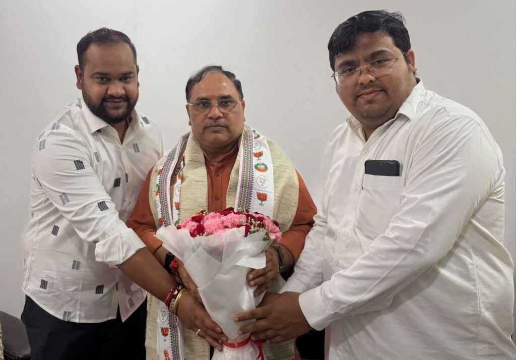 शक्ति के भाजपा नेता चिराग अग्रवाल एवं अभिषेक शर्मा ने करी प्रदेश के नए संगठन महामंत्री कर्मवीर सिंह से मुलाकात- राजधानी रायपुर में मुलाकात कर किया उनका स्वागत. पूर्व संगठन महामंत्री पवन साय जी को भी नए दायित्व के लिए दी नेताओं ने बधाई शक्ति के भाजपा नेता चिराग अग्रवाल एवं अभिषेक शर्मा ने करी प्रदेश के नए संगठन महामंत्री कर्मवीर सिंह से मुलाकात- राजधानी रायपुर में मुलाकात कर किया उनका स्वागत. पूर्व संगठन महामंत्री पवन साय जी को भी नए दायित्व के लिए दी नेताओं ने बधाई kshititech