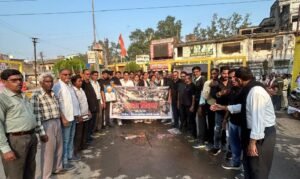 राहुल प्रियंका के खिलाफ दिल्ली में हुई कार्रवाई पर शक्ति जिले में भड़की कांग्रेस- 8 अक्टूबर को मनाया काला दिवस. मुख्य चुनाव आयुक्त ज्ञानेश कुमार का किया पुतला दहन. शक्ति के रेस्ट हाउस से निकाला पैदल मार्च kshititech
