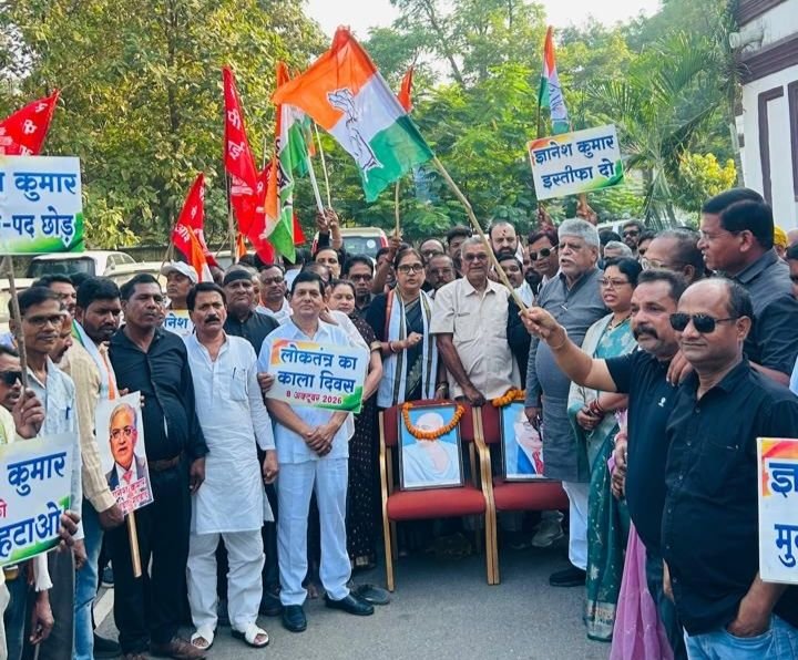 राहुल प्रियंका के खिलाफ दिल्ली में हुई कार्रवाई पर शक्ति जिले में भड़की कांग्रेस- 8 अक्टूबर को मनाया काला दिवस. मुख्य चुनाव आयुक्त ज्ञानेश कुमार का किया पुतला दहन. शक्ति के रेस्ट हाउस से निकाला पैदल मार्च kshititech