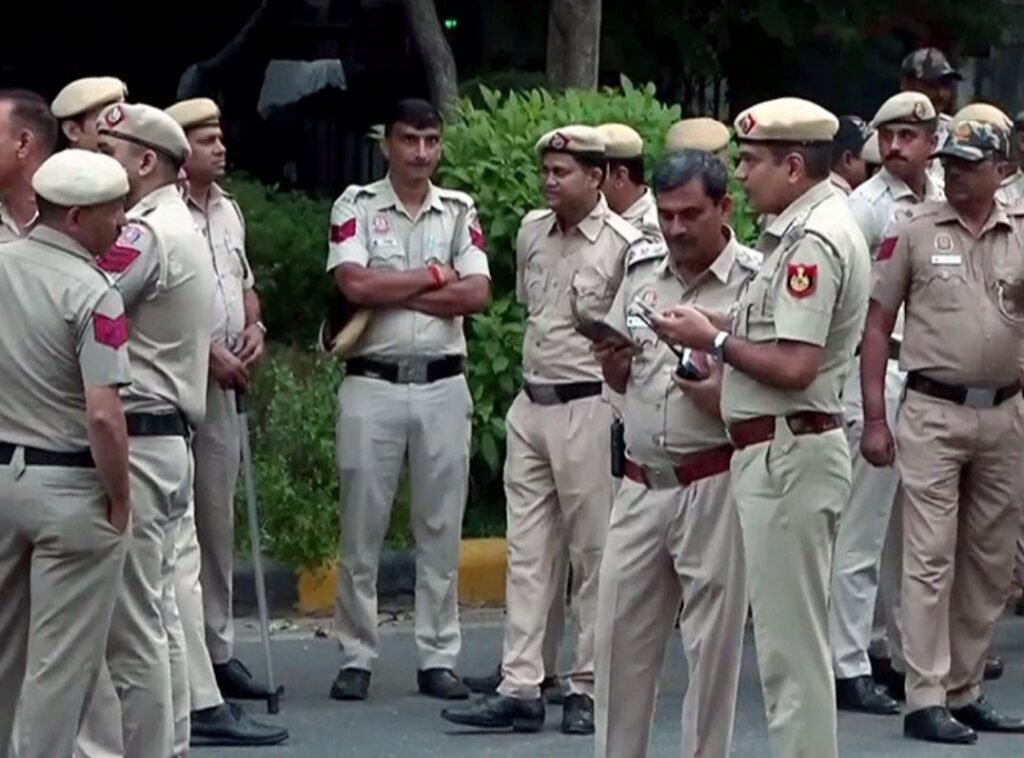 दिखा कुछ अलग ही नजारा -त्रस्त हो गई है जनता-दिल्ली के कनॉट प्लेस में आंदोलनकारियो के खिलाफ उतरे युवा. दिल्ली पुलिस के समर्थन में दिखे युवा दिखा कुछ अलग ही नजारा -त्रस्त हो गई है जनता-दिल्ली के कनॉट प्लेस में आंदोलनकारियो के खिलाफ उतरे युवा. दिल्ली पुलिस के समर्थन में दिखे युवा kshititech